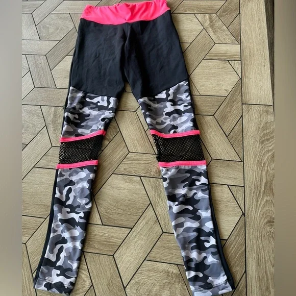 Women's Camouflage Leggings with Pink Accents - Picture 5 of 9